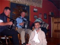 Se�n � Tuathal�n of    Comharchumann Oile�n Thora� with musicians including Patsy Dan Rodgers, King of Tory