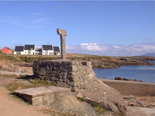 An Chros Tau / Tau Cross near the harbour